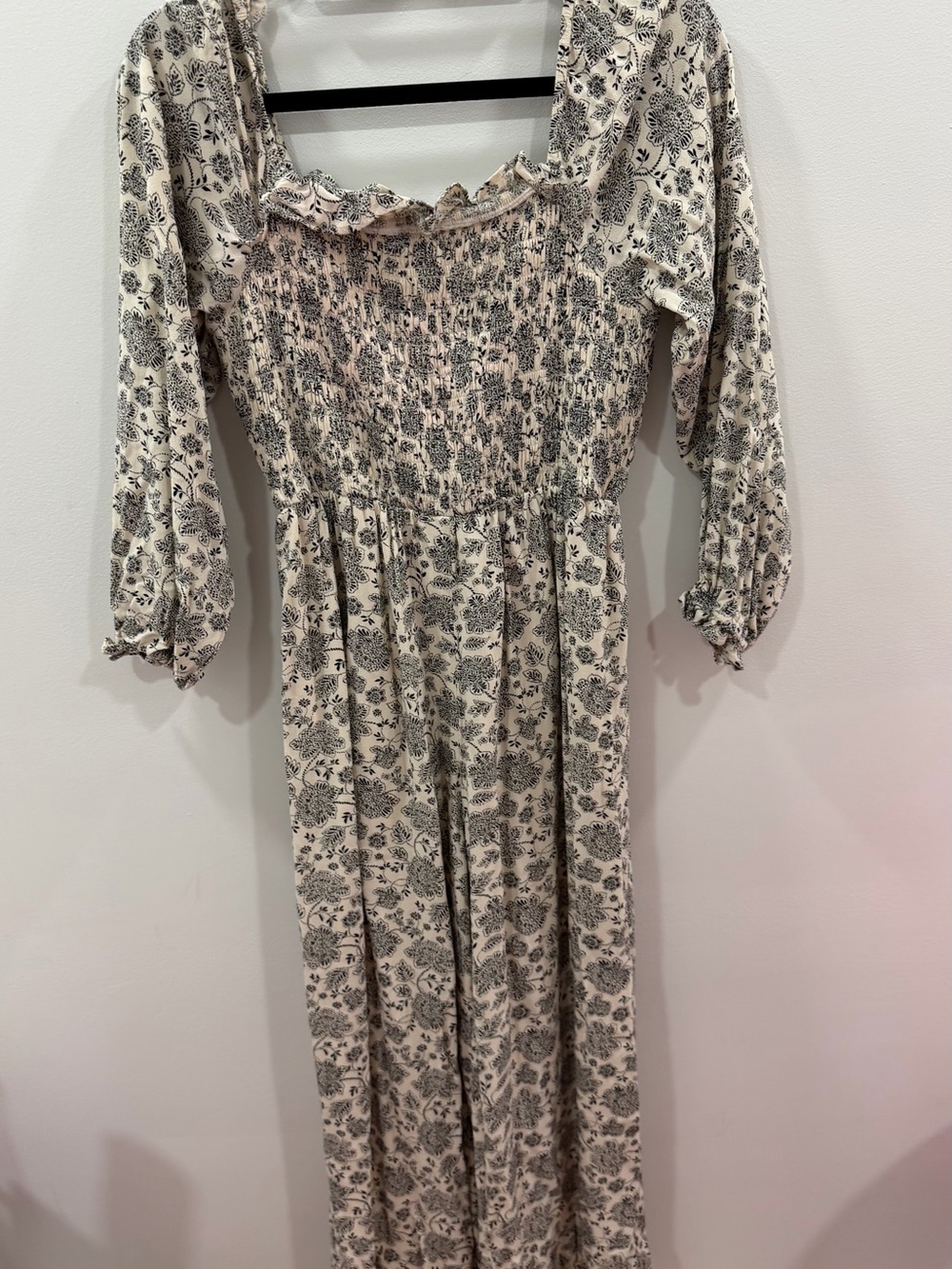 AMERICAN EAGLE WOMEN BEIGE FLORAL SMOCKED PUFF-SLEEVE JUMPSUIT - Picture 12 of 13